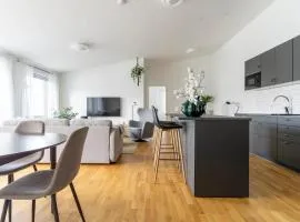 3-Bedroom Apartment w Workspace & Balcony