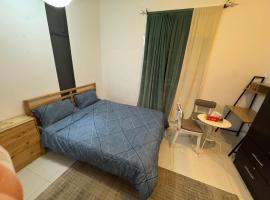 Near Airport Rooms, hotell i Mawāliḩ