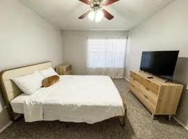 The Springs Modern and Stylish 2BR Near TX State