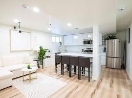 Newly Renovated Modern Private Suite w Workspace, hotelli kohteessa Saskatoon