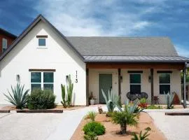 Orion A, Designer 3BR, Pool, Full Kitchen