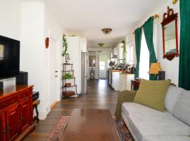 Walk Everywhere | 2-Bedroom House w/ Backyard, hotelli kohteessa Providence