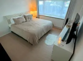 Extra Large Superkingsize Room 15 min from Wembley