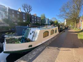 Camden Canal Boat، فندق في لندن