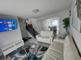 Charming comfortable 3-bedroom home in Regina, hotel i Regina