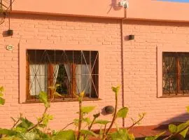 CASA SOL, encantadora casa a dos cuadras de la Laguna, con estufa a leña, pileta y parque en Complejo El Solcito