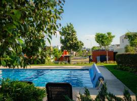 Casa al Sur de Guadalajara con Alberca, Lago, Gym, Parque y Vista al bosque en Salida a Morelia López Mateos, hotel a San Agustín
