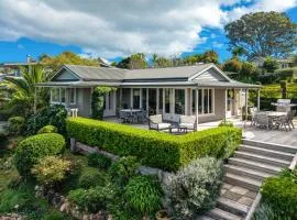 Tiri Heights - Elegant Coastal Retreat
