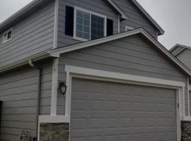 Modern 3BD Home with private Jacuzzi, khách sạn ở Highlands Ranch