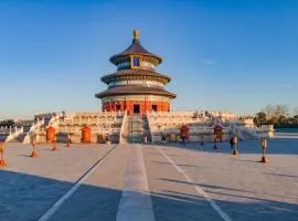 Beijing Tangfu Dynasty Wangfujing Nanluoguxiang Boutique Hotel is located in the city center, adjacent to Tiananmen, Wangfujing, Drum Tower, and Lama Temple