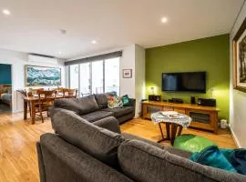 Get Comfy on Frew - CBD Stay near Parklands & Dining