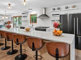 Beautiful spaces by Medicine Lake Home, готель у місті Плімут