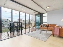 Refined Kingston Apartment, Foreshore Lake Access - Hosted by Canstay