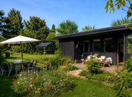 Cozy summer cottage with orangery close to Heatherhill and Beach, hotel sa Vejby