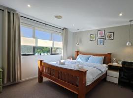 Immaculate Quiet Home with Pool and Gym Ideal for Great Ocean Road Stopover, khách sạn ở Wyndham Vale