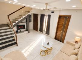 Villa Vista - 3BHK Penthouse with Jacuzzi، فندق في إندوري