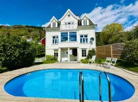 Leikanger Fjord Pool Private Apt
