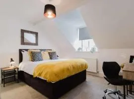 3 Bed Apartment Sleeps 6 - Pets Welcome - Parking