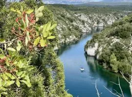ZEcamping 3 étoiles pet friendly et piscine avec accès direct à un lac