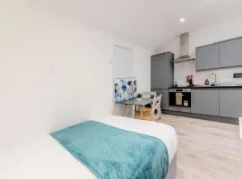Studio - Sleeps 2 - Parking - Central - WiFi
