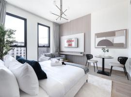 Free housekeeping visits during your stay - StayShort - Town Square sleeps 2 in Great Location, hotel v destinaci ‘Ūd al Bayḑāʼ