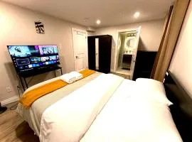 Luxurious 1-Bedroom, 1-Bathroom Suite Near Fairview Mall & Waterloo Airport
