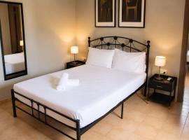 Charming Family Room with Pool in Marsaxlokk, hotell sihtkohas Marsaxlokk