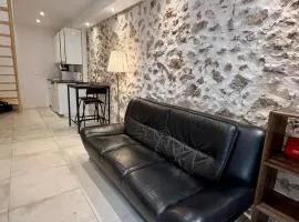 BRULEE - BRAND NEW - 2 room duplex WIFI, AC, central