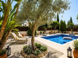 Unique Beach Luxurious Villas, hotelli Agia Napassa