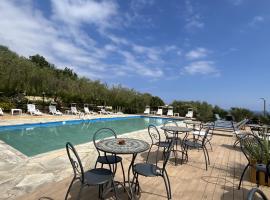 Holiday Home Le Terrazze del Geco Bungalow B - SLR301 by Interhome, hotel v destinaci San Lorenzo al Mare