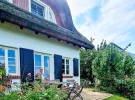 Holiday Home Traditionelles Reetdachhaus mit Sauna- Kaminofen by Interhome