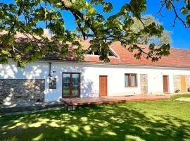 Dvůr u Koptišů - venkovský dům se zahradou v jižních Čechách