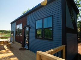 Midnight Blue - Cozy 2-bedroom Tiny Home in charming Anderson on Lake Hartwell, khách sạn ở Anderson