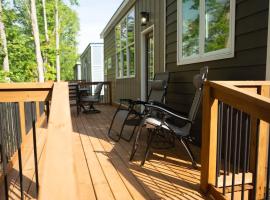 Saddle - Terrific 2-bedroom Tiny Home in friendly Anderson on Lake Hartwell, khách sạn ở Anderson