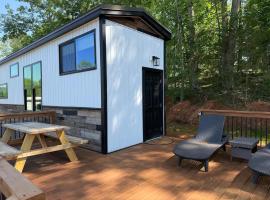 Busted Pallet - Delightful 2-bed Tiny Home in charming Anderson on Lake Hartwell, khách sạn ở Anderson