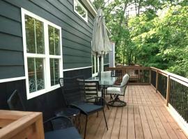Big Sky - Perfect 2-bedroom Tiny Home in lovely Anderson on Lake Hartwell, Hotel in Anderson
