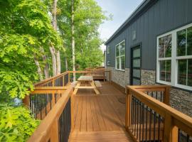 Greystone - Cozy 2-bedroom Tiny Home in soothing Anderson SC on Lake Hartwell, Hotel in Anderson
