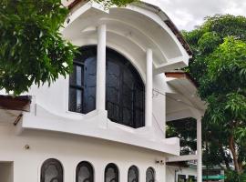 Elite moon hotel, viešbutis mieste Kallady