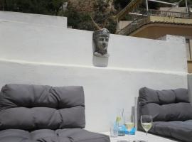 Casa al Castillo - charming & authentic townhouse - terrace with stunning castle views, hotel a Cullera