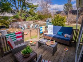 Charming Kennebunk Cape - Walk to Dock Square!, hotel i Kennebunk