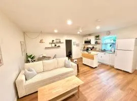 King Bungalow Getaway, 10 min from beach & LAX