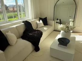 Luxury 3 bedroom house with free parking