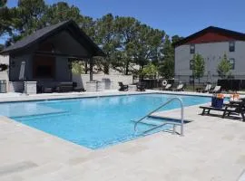 Luxe King Suite, Cozy Sectional, Gym, Pool, Amp