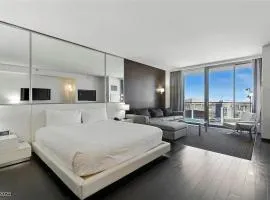 Palms Place Hotel HighFloor StripView with Balcony