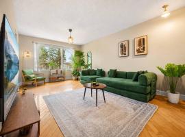 Family-Friendly 3BR Bungalow by Chinook Mall – hotel w mieście Calgary