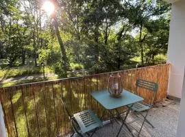 Quiet and Bright Apartment, Tram 2 Minutes Away