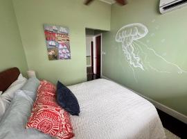 The Jungle Hotel and Bar، فندق في بوكاس تاون