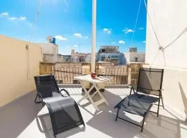 Well Located Townhouse & Courtyard Kalka - Happy Rentals