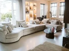 Spacious & luxurious family home on the water in Alkmaar