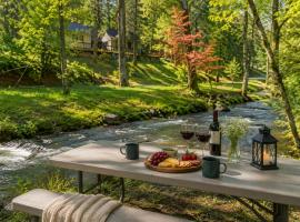 Secluded River Cabin Near Sly Park & Apple Hill, hotel en Placerville